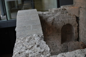 南塔の地下から、塔内部を登れる。入口に前世代の遺構。