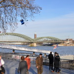 ライン川沿いは市民と観光客の散歩スポット