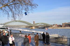 ライン川沿いは市民と観光客の散歩スポット